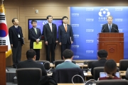 4대강 사업 검증 실시 발표를 하고 있는 임종룡 국무총리실장